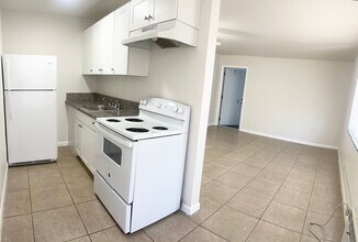 1564 W Blue Heron Blvd in Riviera Beach, FL - Building Photo - Building Photo