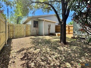 2110 Blue Meadow Dr, Unit B in Austin, TX - Foto de edificio - Building Photo