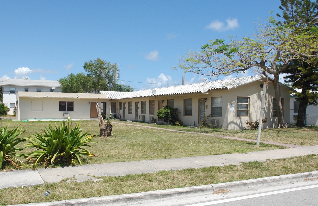 1751 Wiley St in Hollywood, FL - Foto de edificio