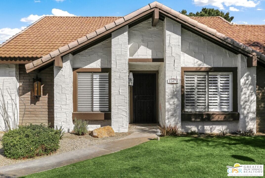 2247 Mira Monte Cir W in Palm Springs, CA - Building Photo