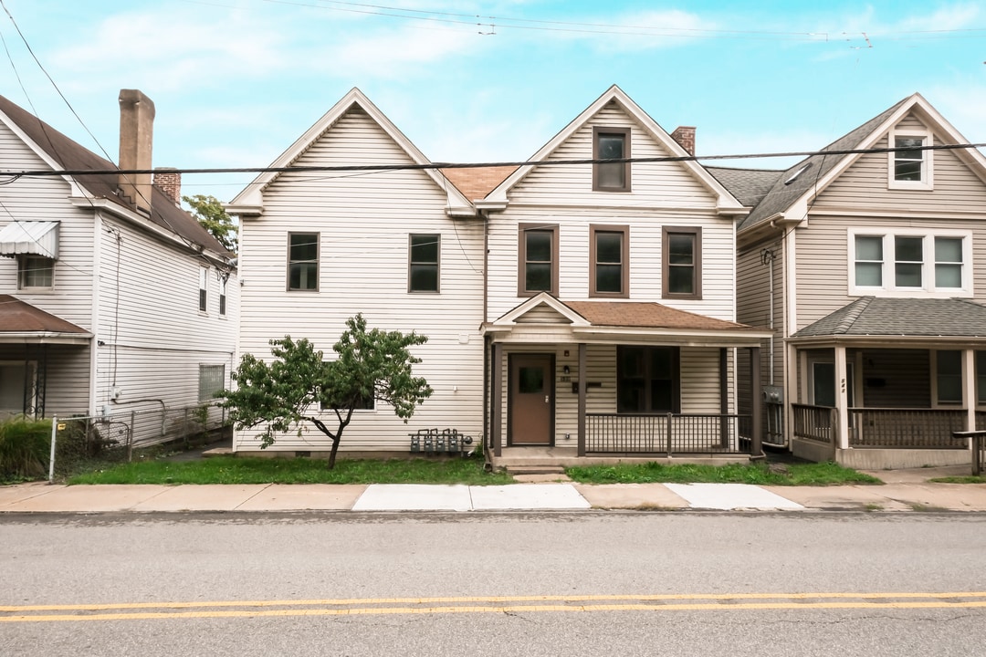 539 E Main St in Carnegie, PA - Building Photo