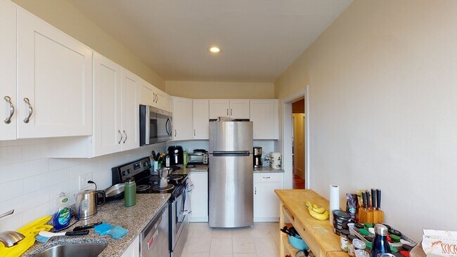 8 Brimmer St, Unit 4 in Boston, MA - Building Photo - Building Photo