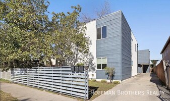 647 W 97th St in Los Angeles, CA - Building Photo