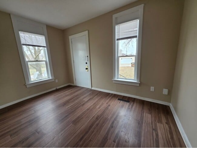 property at 424 W 8th St