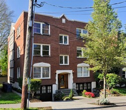 Crest Apartments in Seattle, WA - Building Photo - Building Photo