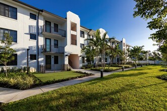 Elan Solea in Hialeah, FL - Foto de edificio - Building Photo