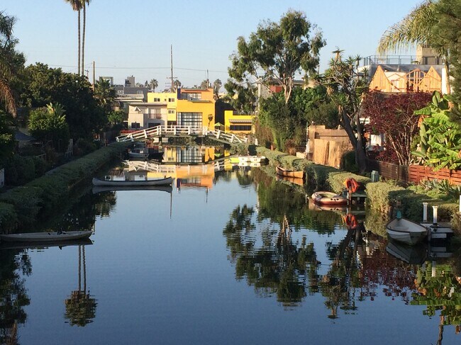 704 Victoria Ave in Venice, CA - Building Photo - Building Photo
