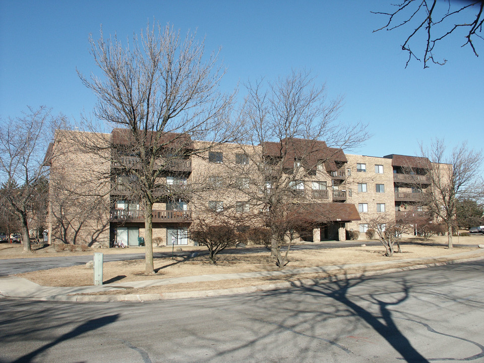 The Regency Square Apartments in Elk Grove Village, IL - Building Photo