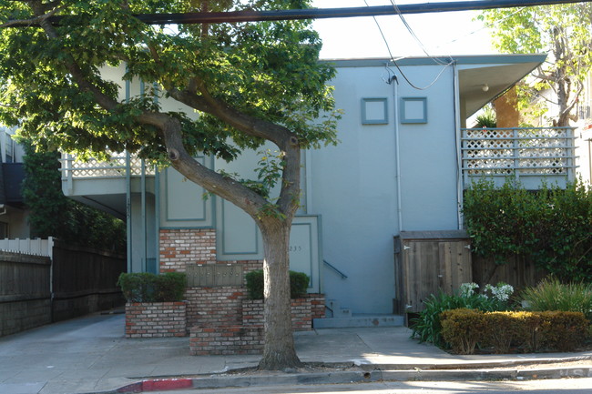 1235 Oak Grove Ave in Burlingame, CA - Foto de edificio - Building Photo