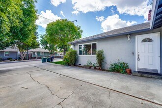 32 Annie Laurie Ave-Unit -32 in Mountain View, CA - Building Photo - Building Photo