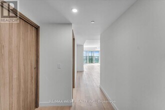 1 Concord Cityplace Wy in Toronto, ON - Building Photo - Building Photo