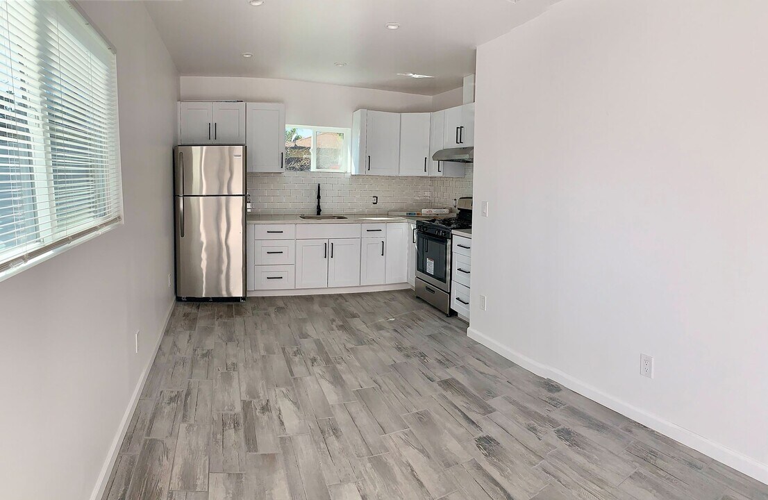 20747 Stephanie Dr in Winnetka, CA - Building Photo