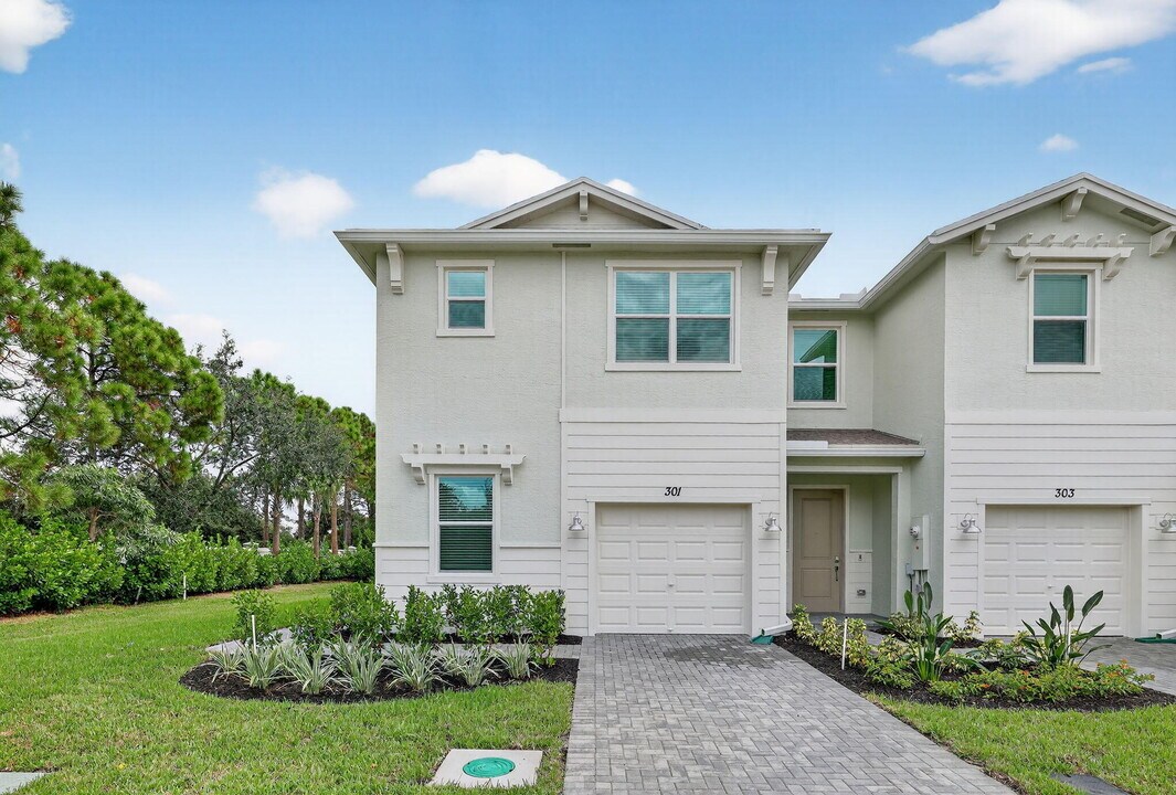 301 SE Crossoak Ln in Port St. Lucie, FL - Building Photo