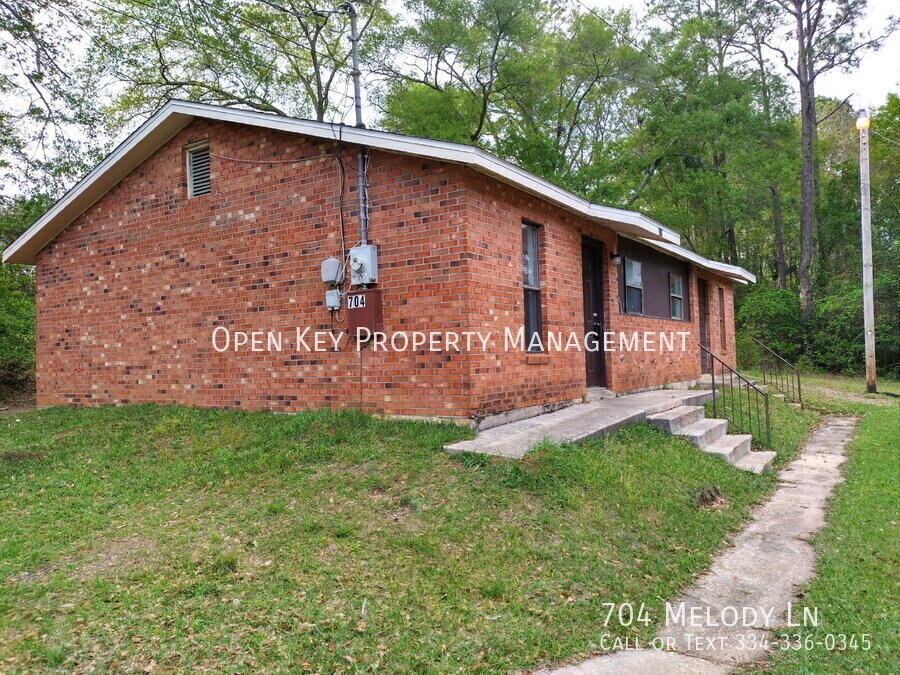 704 Melody Ln in Dothan, AL - Building Photo