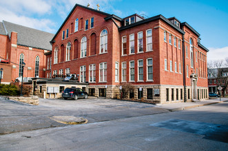 Cathedral Square Lofts in Dubuque, IA - Foto de edificio - Other