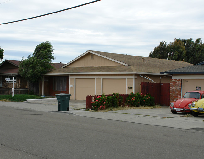 121-123 El Dorado Dr in Pittsburg, CA - Building Photo - Building Photo