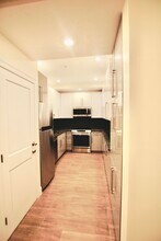 1614 Beacon St, Unit 11 in Brookline, MA - Foto de edificio - Building Photo
