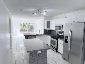 1120 W Lake St in Hollywood, FL - Building Photo - Building Photo