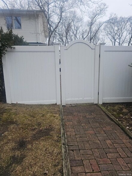 31 Albermarle Ave in Holtsville, NY - Building Photo - Building Photo