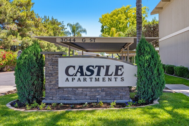 Castle Apartments in Merced, CA - Building Photo - Building Photo