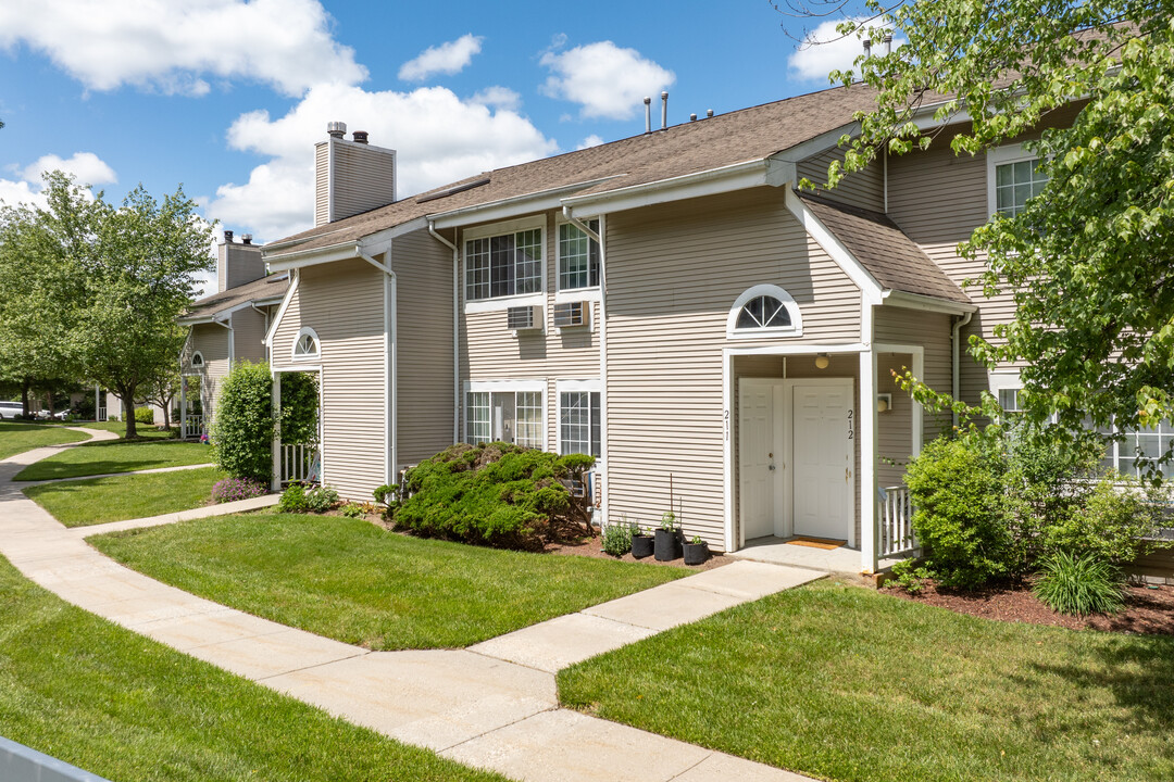 211 Green Meadows Way in Chester, NY - Foto de edificio