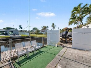 1940 NW 32nd St in Oakland Park, FL - Foto de edificio - Building Photo