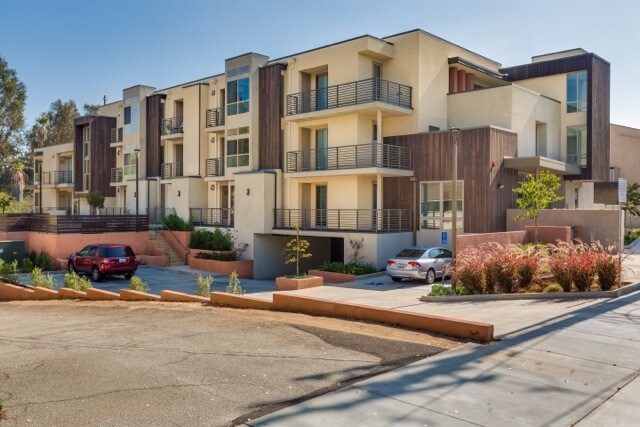 1008 N Monterey St in Alhambra, CA - Foto de edificio