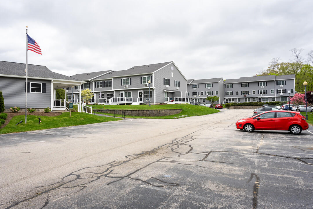 Village Green Condominiums in Warwick, RI - Foto de edificio