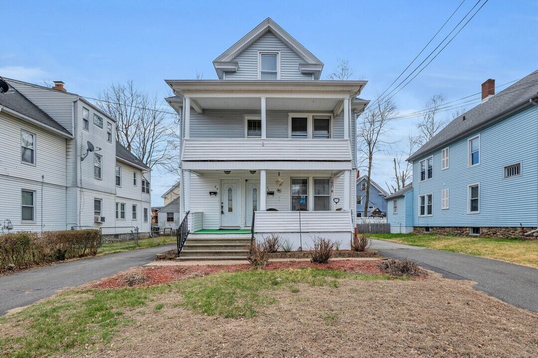 26 Center St in Bristol, CT - Building Photo
