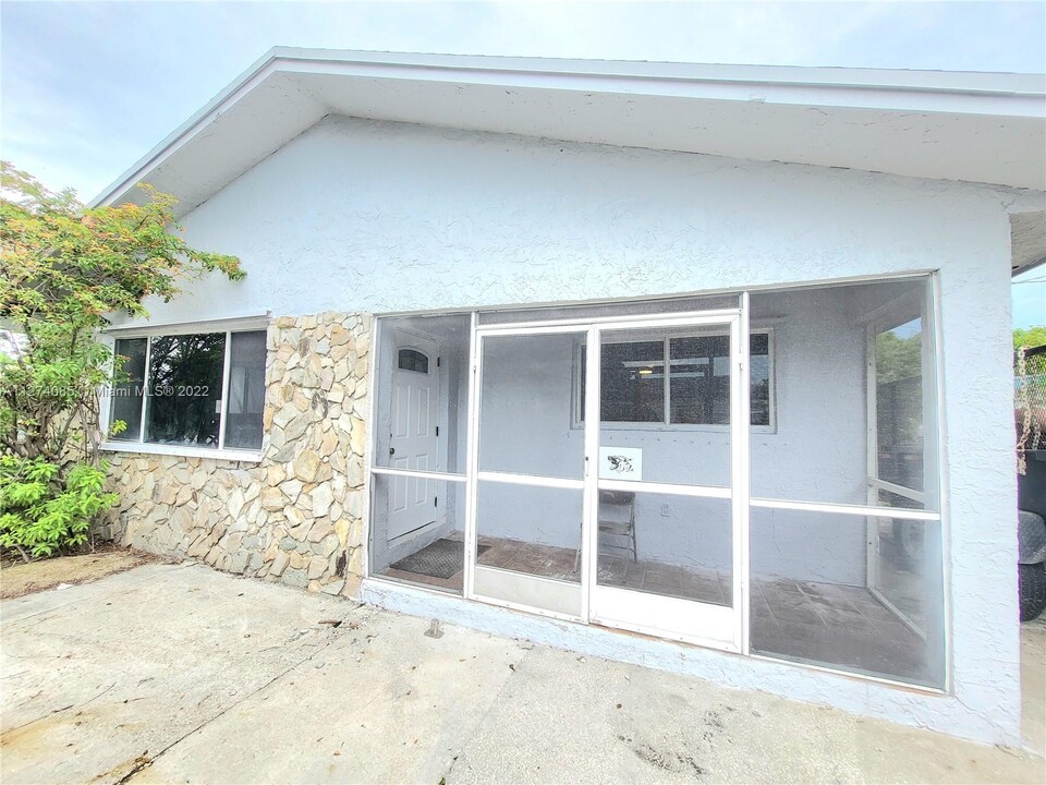 5021 SW 18th St-Unit -B in West Park, FL - Foto de edificio