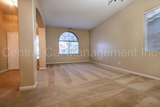 10802 Vista Bonita Dr in Bakersfield, CA - Building Photo - Building Photo