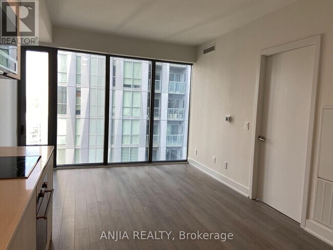 8 Cumberland St in Toronto, ON - Building Photo - Building Photo