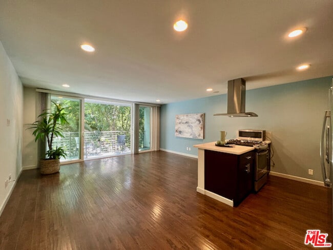 property at 1920 N Hillcrest Rd