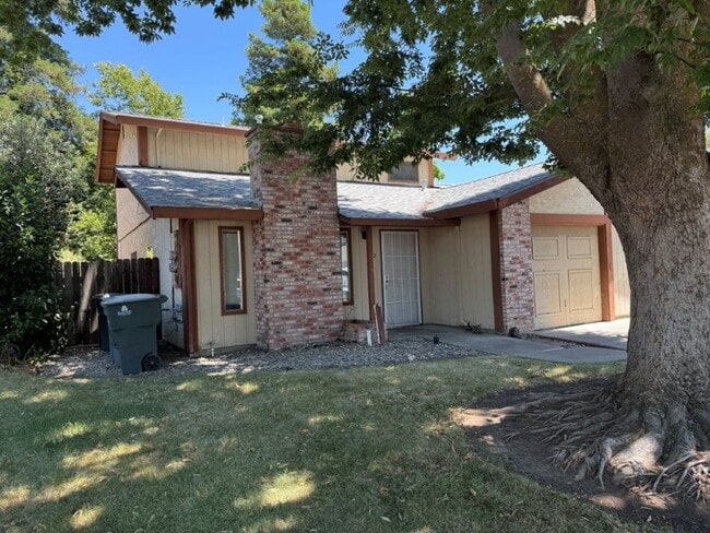 990-992 Justin Way in Dixon, CA - Building Photo - Building Photo