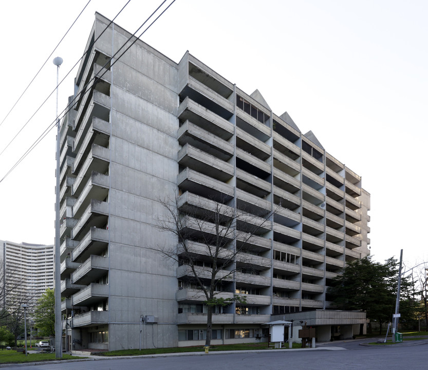 McEwen Towers Apartments in Ottawa, ON - Building Photo