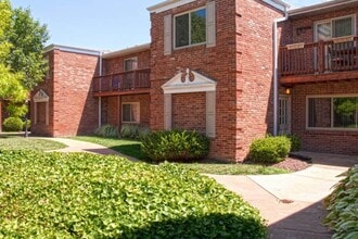 Oakwood Apartments in Kirkwood, MO - Building Photo - Building Photo