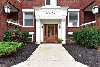 12037 Lake Ave, Unit 101 in Lakewood, OH - Foto de edificio - Building Photo