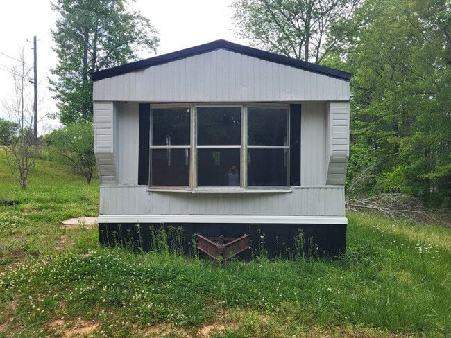 196 Phoenix Dr in Anniston, AL - Foto de edificio - Building Photo