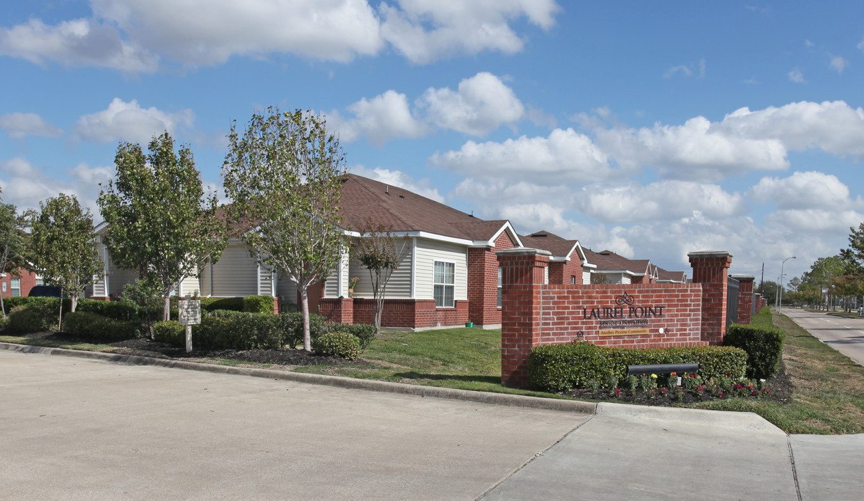 Laurel Point Senior Apartments in Houston, TX - Building Photo