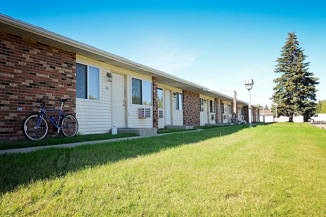 Ramblin Villas in Minot, ND - Building Photo