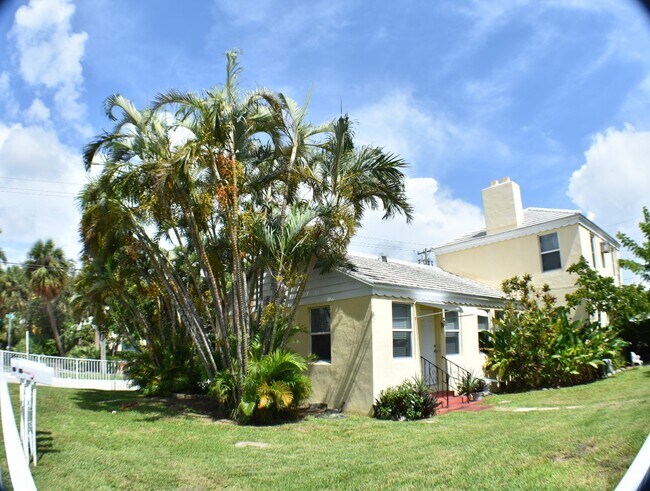 1555 Harrison Street, Unit #4 in Hollywood, FL - Building Photo - Building Photo