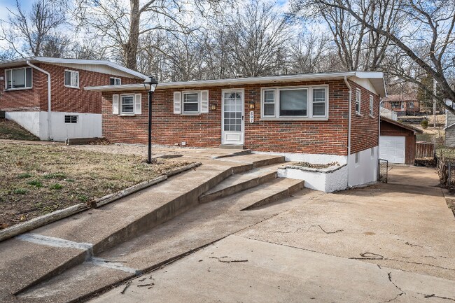 807 Thomas Ave in Ferguson, MO - Foto de edificio - Building Photo