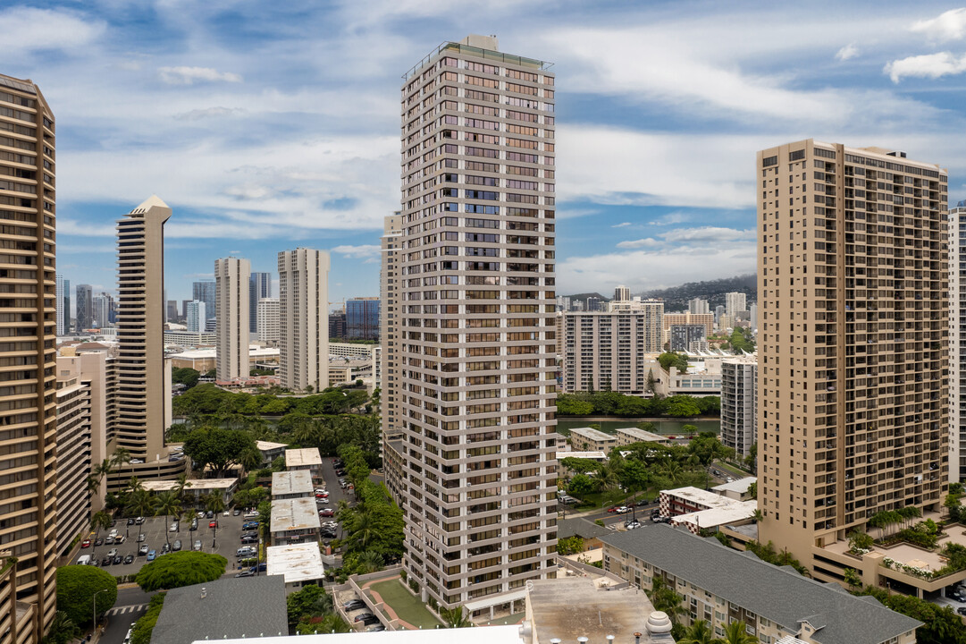 Windsor Condos in Honolulu, HI - Building Photo