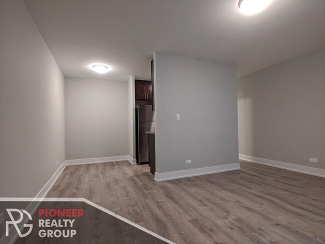 546 W Surf St, Unit 309 in Chicago, IL - Foto de edificio - Building Photo