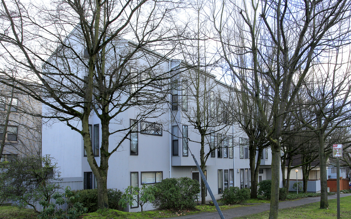 Capitol Crest Apartments in Seattle, WA - Building Photo