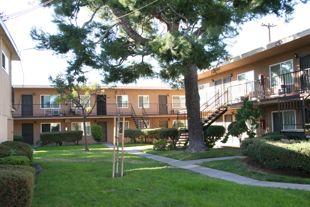 Victoria Townhouse in Anaheim, CA - Building Photo