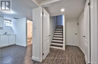 2 Crayford Dr in Toronto, ON - Building Photo