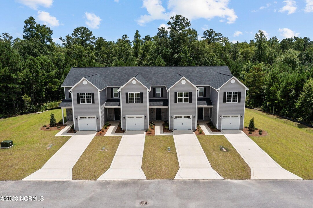 245 Verrazzano Ln in Jacksonville, NC - Building Photo