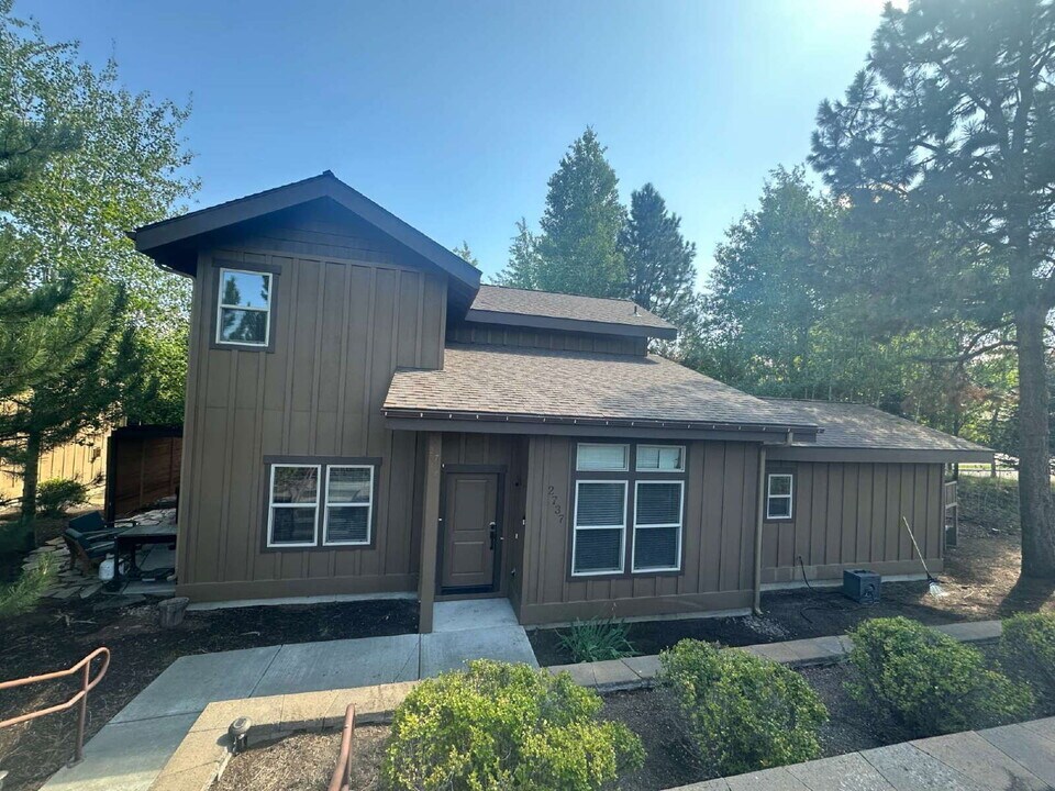 2737 NW Skyliners Rd in Bend, OR - Building Photo
