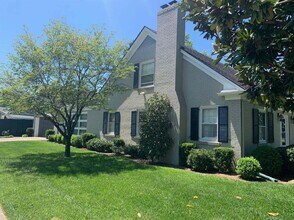 696 Berry Ln in Lexington, KY - Building Photo - Building Photo